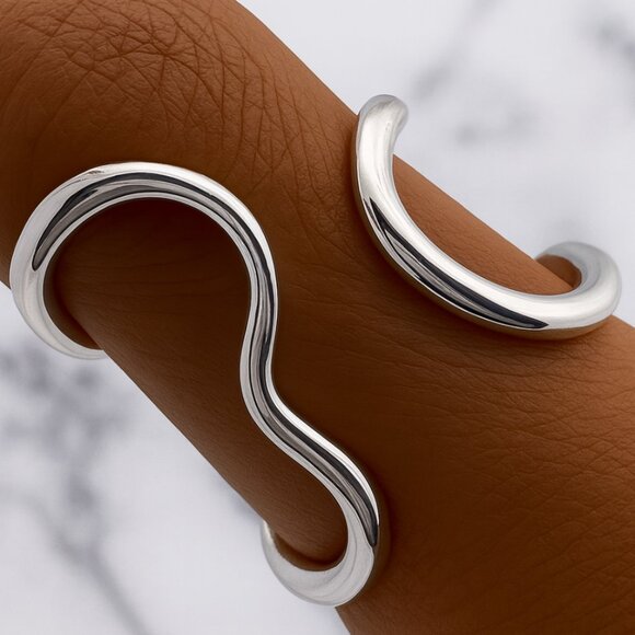 Elegant Gold Wave Ring - Picture 2 of 3